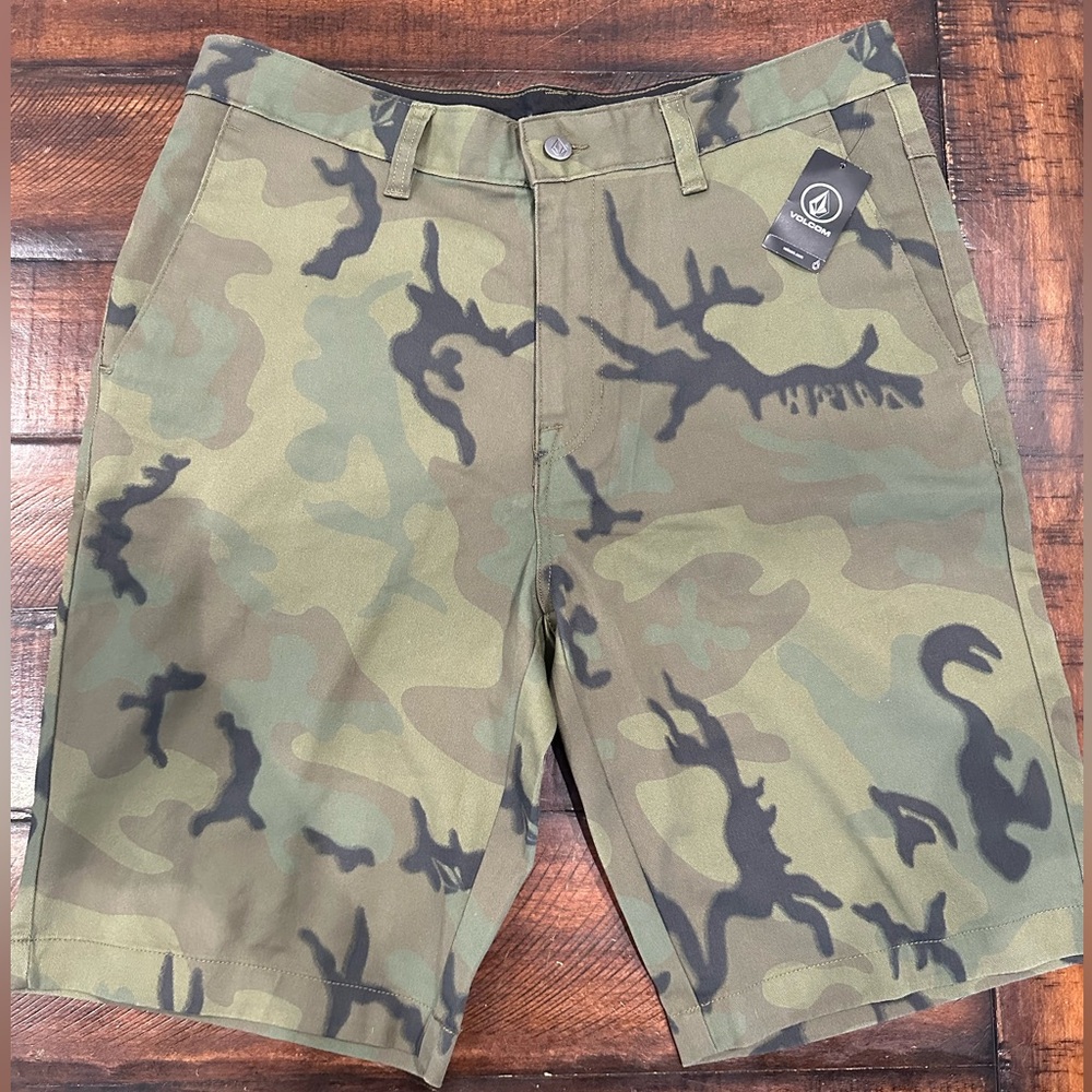 Volcom men’s camo shorts
